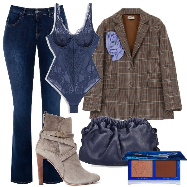 Outfit donna - jeans e stivaletto plus size. Stile Glamour per Serata fuori. Abbinamento con terre, jeans a zampa, stivaletti, blazer, pochette, body.