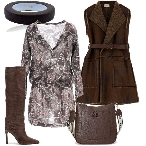 Outfit donna - castagna. Stile Trendy per Tutti i giorni. Abbinamento con vestiti corti, braccialetti, blazer, borse a tracolla, stivali.