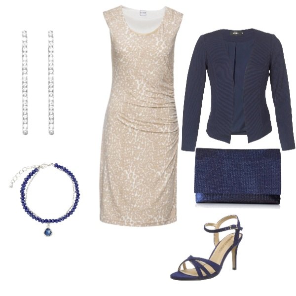 Outfit donna - Serata serena. Stile Chic per Serata fuori. Abbinamento con giacca blu, vestito con arricciature fantasia con scollo jersey beige, pochette blu, orecchini, bracciale, sandali con zeppe effetto scamosciato blu.