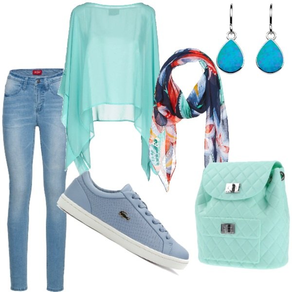 Outfit donna - Basic #15844. Stile Basic per Tutti i giorni. Abbinamento con zaino, mantella collo tondo interno sfoderato crêpe, jeans skinny blu, sciarpa multicolore, sneakers blu, orecchini pendenti argento e blu.