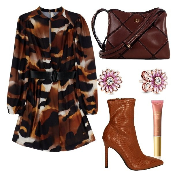 Outfit donna - Abito corto e stivaletti. Stile Romantica per Serata fuori. Abbinamento con blush, borse a spalla, vestiti corti, stivaletti, orecchini.