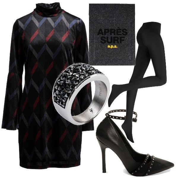 Outfit donna - Pump con laccetto alla caviglia. Stile Sexy per Serata fuori. Abbinamento con vestiti corti, pochette, collant, anelli, décolleté.