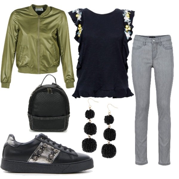 Outfit donna - Casual chic. Stile Urban per Tutti i giorni. Abbinamento con jeans skinny, orecchini a goccia nero, giacca verde, zaino nero, vestaglia multicolore e rosa, sneakers basse con fasce e punta tonda nero e bianco.