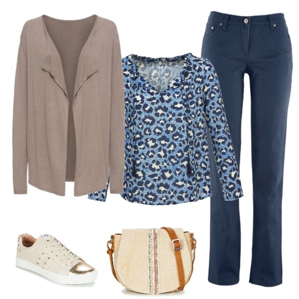 Outfit donna - Tra beige e blu. Stile Basic per Tutti i giorni. Abbinamento con maglieria, pantalone elasticizzato, camicetta blu, scarpe, borsa a tracolla beige.