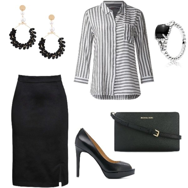 Outfit donna - Blusa a righe. Stile Trendy per Ufficio. Abbinamento con gonna con spacco scollo profondo stretto aderente nero, orecchini, stiletti pumps open toe in pelle nero e oro, clutch, blusa multicolore e nero, anello argento e nero.