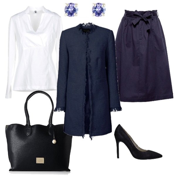 Outfit donna - Il caban blu. Stile Bon Ton per Ufficio. Abbinamento con blazer, blusa senza tasche collo a v a maniche lunghe jersey, décolleté effetto laminato a punta tinta unita, gonna navy, borsa a spalla blu, orecchini a perno in oro bianco.