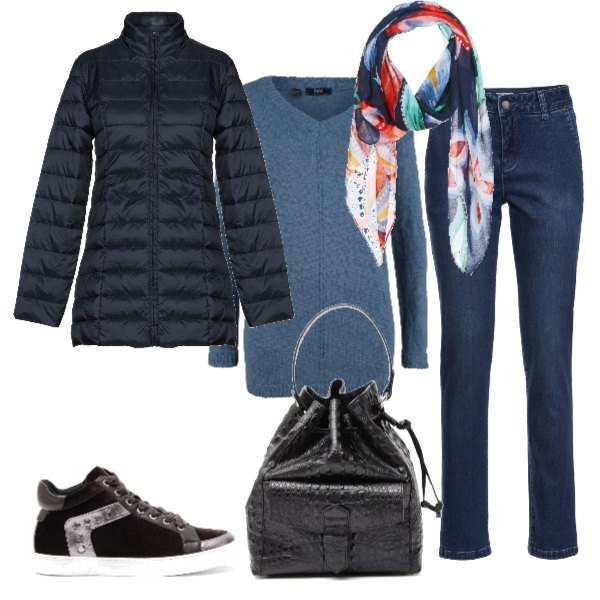 Outfit donna - TSK Over 40. Stile Basic per Tutti i giorni. Abbinamento con pullover con scollo blu e corda, jeans in denim blu, piumino collo alto a maniche lunghe con zip interno sfoderato in tessuto tecnico tinta unita, sciarpa multicolore, sneakers effetto laminato in velluto, borsa a tracolla secchiello con manico e stampa con coulisse rigido.