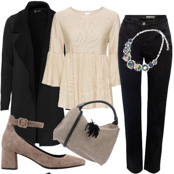 Outfit donna - Basic #16530. Stile Basic per Tutti i giorni. Abbinamento con pullover, cappotto in in maglia nero e corda, borsa a mano maxi effetto scamosciato con zip interno foderato con nappine blu, décolleté effetto scamosciato con tacco squadrato e cinturino con punta quadrata tinta unita, pantalone nero, collana.