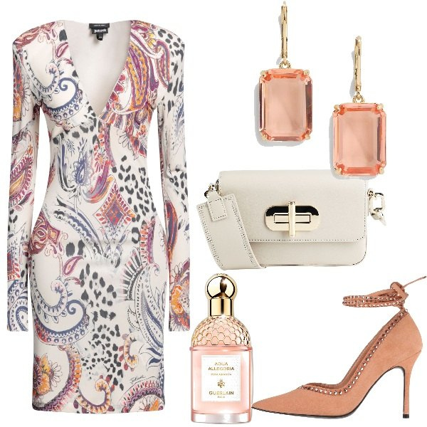 Outfit donna - serata fuori. Stile Glamour per Serata fuori. Abbinamento con vestiti corti, décolleté, borse a spalla, profumi, orecchini.