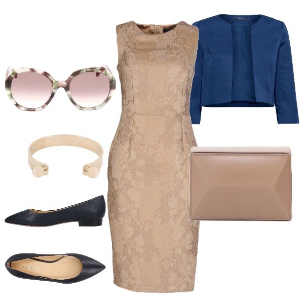 Outfit donna - Eleganza classica. Stile Chic per Cerimonia. Abbinamento con vestito a tubino con spacco collo tondo senza maniche con zip interno foderato jacquard, ballerine a punta tinta unita, bracciale con perle in ottone, blazer navy, clutch contrasto, occhiali da sole lenti sfumate effetto acetato.
