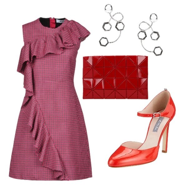 Outfit donna - Outfit #101. Stile Urban per Cerimonia. Abbinamento con vestito corto a trapezio tweed con ruches collo tondo senza maniche con zip interno sfoderato in lana, orecchini con farfallina in ottone, pochette rosso, scarpe con cinturino rosso.