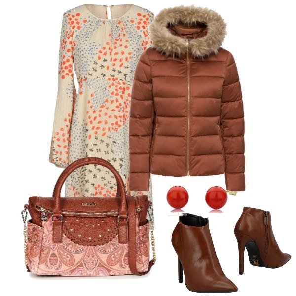 Outfit donna - Trendy #24385. Stile Trendy per Tutti i giorni. Abbinamento con giacche, vestito multicolore, stivaletti con zip a punta tinta unita, borsetta marrone, orecchini in oro giallo multicolore.