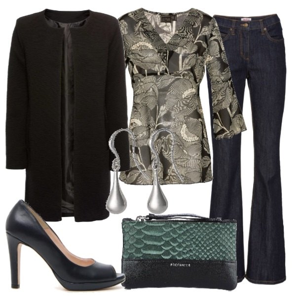 Outfit donna - Serata casual. Stile Basic per Serata fuori. Abbinamento con jeans bootcut, tunica nero, cappotto collo aperto nero, portamonete con zip verde, décolleté, orecchini pendenti in ottone.