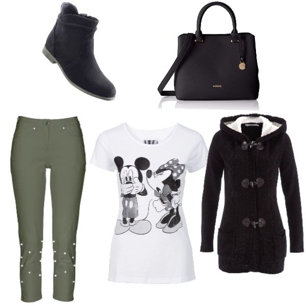 Outfit donna - Basic #17130. Stile Basic per Tutti i giorni. Abbinamento con stivaletti, maglia con stampa bianco, cardigan in ciniglia nero e corda, pantalone con perle in denim elasticizzato verde, borsa nero.