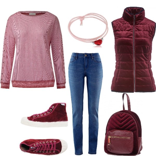 Outfit donna - Vellutata. Stile Bon Ton per Scuola/Università. Abbinamento con jeans skinny, gilet contrasto colletto dritto con zip in velluto rosso, zaino, sneakers tennis senza tacco con punta tonda in velluto tinta unita, t-shirt a maniche lunghe rosso, bracciale in ottone.