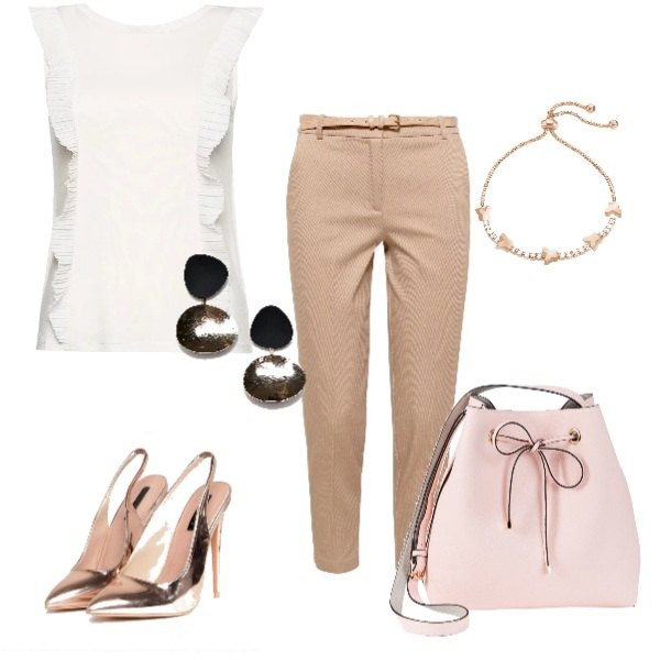 Outfit donna - Trendy #24850. Stile Trendy per Ufficio. Abbinamento con shopping bag, blusa con volant plissè con scollo senza maniche avorio, pantalone beige e grigio, décolleté con cinturino pianta larga in oro rosa, bracciale, orecchini oro.
