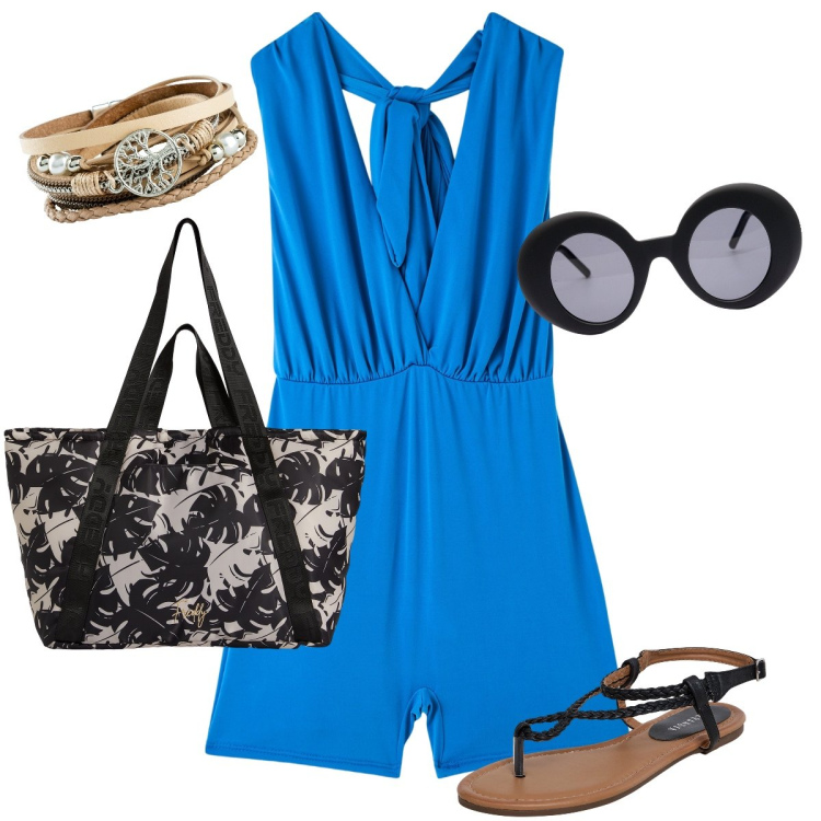 Outfit donna - La tutina azzurra. Stile Casual chic per Mare. Abbinamento con braccialetti, ciabatte, tuta corta, shopping bag, occhiali da sole.