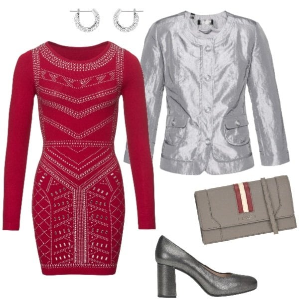 Outfit donna - Serata in rosso e argento. Stile Sexy per Serata fuori. Abbinamento con vestito rosso, blazer con spacco effetto lucido con scollo a maniche 3/4 grigio, décolleté effetto scamosciato con tacco squadrato e punta tonda, pochette contrasto, orecchini.