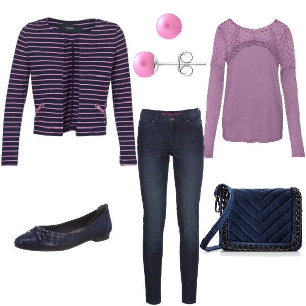 Outfit donna - Rilassata. Stile Urban per Tutti i giorni. Abbinamento con jeans skinny, maglia con pizzo e scollo viola, giacca blu, borsa a tracolla blu e navy, ballerine navy, orecchini con perle farfallina rosa.