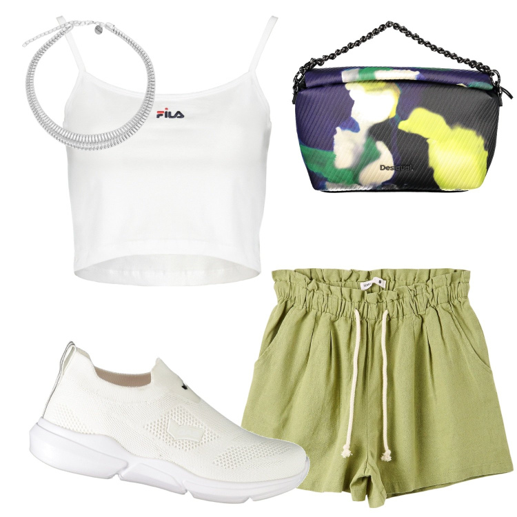 Outfit donna - Gli shorts color pistacchio. Stile Minimal per Mare. Abbinamento con shorts, collane, sneakers, collane, top.