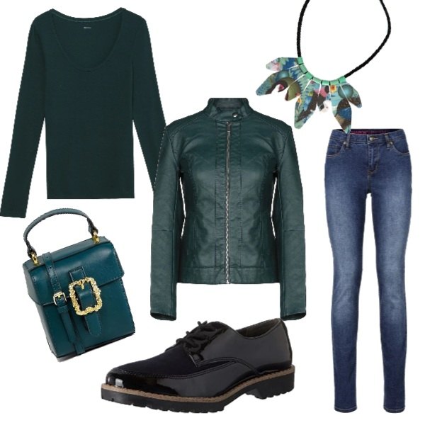 Outfit donna - Verde bottiglia. Stile Urban per Tutti i giorni. Abbinamento con jeans skinny, giubbotto collo coreana a maniche lunghe con zip interno foderato in pelle sintetica tinta unita, maglia con scollo a maniche lunghe verde, scarpe stringate, borsa a tracolla con manico e cinturino in denim, collana.