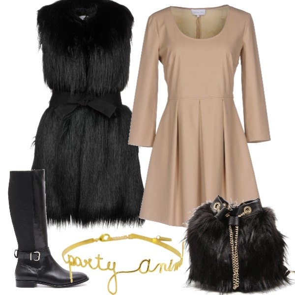 Outfit donna - Pellicciotto chic. Stile Basic per Tutti i giorni. Abbinamento con ecopelliccia, vestito corto a trapezio collo tondo a maniche lunghe con zip interno sfoderato in pelle sintetica tinta unita, collana in ottone con gancio maglia oro, pelliccia secchiello con zip interno foderato in pelle sintetica, stivali con cinturino e punta tonda in pelle.