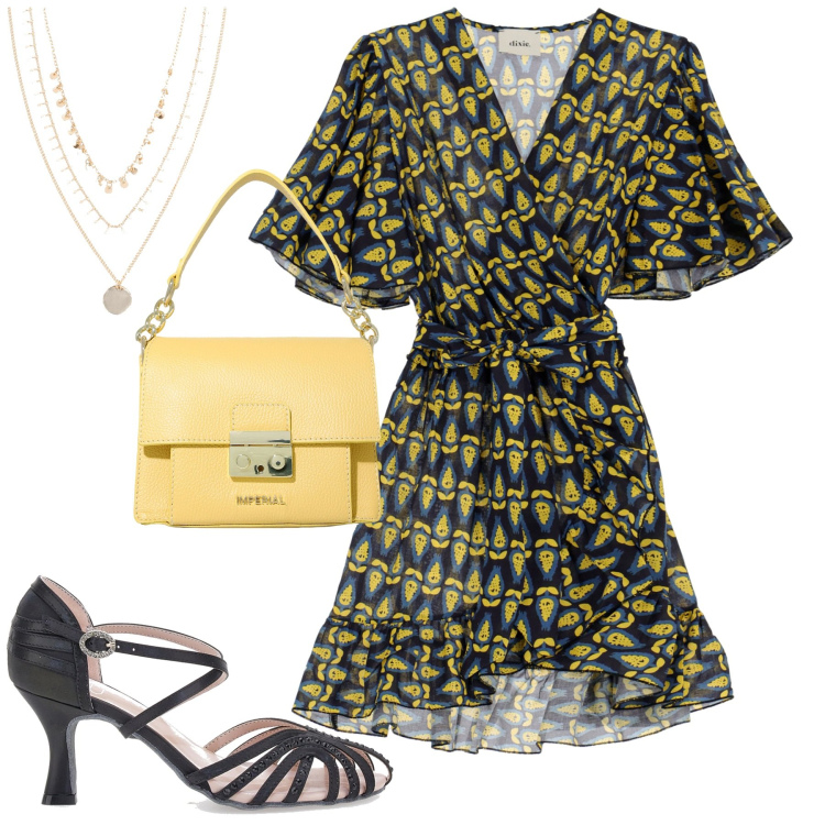 Outfit donna - City. Stile Trendy per Tutti i giorni. Abbinamento con collane, pochette, vestiti corti, sandali in pelle.