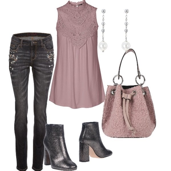 Outfit donna - Rosa antico. Stile Rock per Tutti i giorni. Abbinamento con top, jeans con perle in denim taglio dritto grigio, borsa a mano secchiello con manico effetto martellato taglia media con coulisse in bouclè tinta unita, stivaletti effetto laminato con tacco squadrato e zip con punta tonda pianta larga tinta unita, orecchini con perle in argento 925 argento.