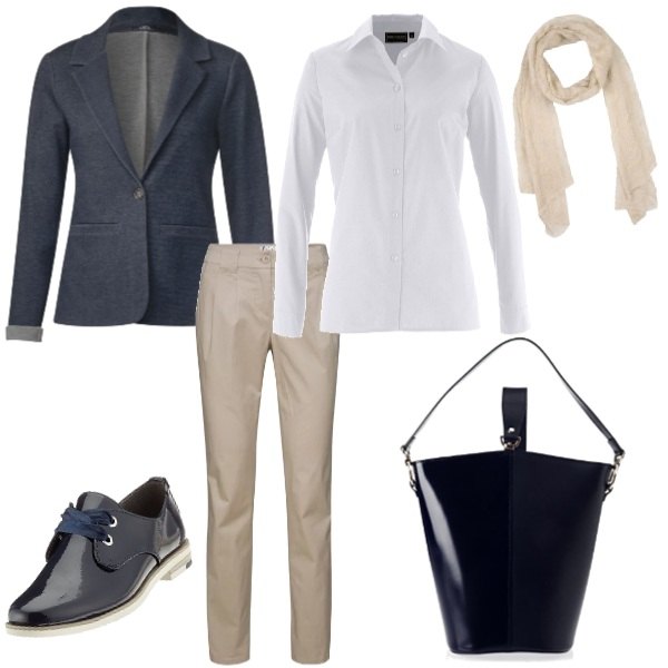 Outfit donna - Beige e blu. Stile Basic per Tutti i giorni. Abbinamento con pantaloni chino, camicie, stola con frange tinta unita, giacca blu, scarpe stringate, shopping bag blu.