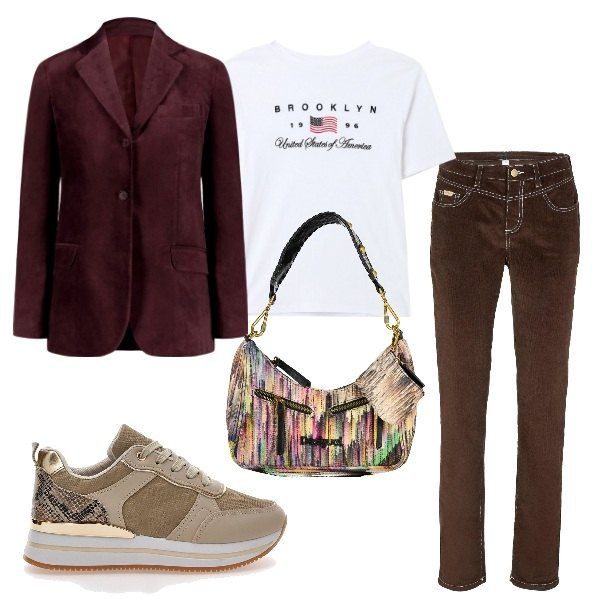 Outfit donna - Comoda per il viaggio. Stile Casual per Tutti i giorni. Abbinamento con pantaloni, t-shirt, sneakers, blazer, borse a spalla.
