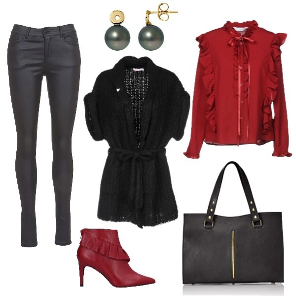 Outfit donna - Rouge. Stile Chic per Ufficio. Abbinamento con stivaletti con ruches e zip a punta tinta unita, camicia con fiocco senza tasche con ruches a maniche lunghe tinta unita, maglioncino in mohair, jeans slim fit nero, borsa a mano nero, orecchini con perle e perline in oro giallo nero.
