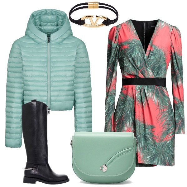 Outfit donna - Il vestito corto a fantasia. Stile Casual chic per Serata fuori. Abbinamento con vestiti corti, stivali, piumini, borse a tracolla, braccialetti.