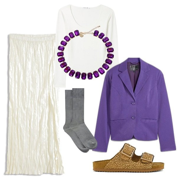 Outfit donna - Unconventional. Stile Trendy per Tutti i giorni. Abbinamento con gonne lunghe, blazer, t-shirt, collane, calzini, sandali.