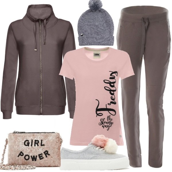 Outfit donna - Tuta e tracollina. Stile Trendy per Tutti i giorni. Abbinamento con pantalone, felpa con cappuccio, t-shirt rosa, sneakers grigio e rosa, borsa a tracolla rosa, berretto grigio.