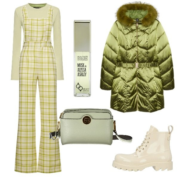 Outfit donna - Casual con la tuta mushroom. Stile Urban per Tutti i giorni. Abbinamento con stivaletti, profumi, piumini, tute, t-shirt, borse a tracolla.