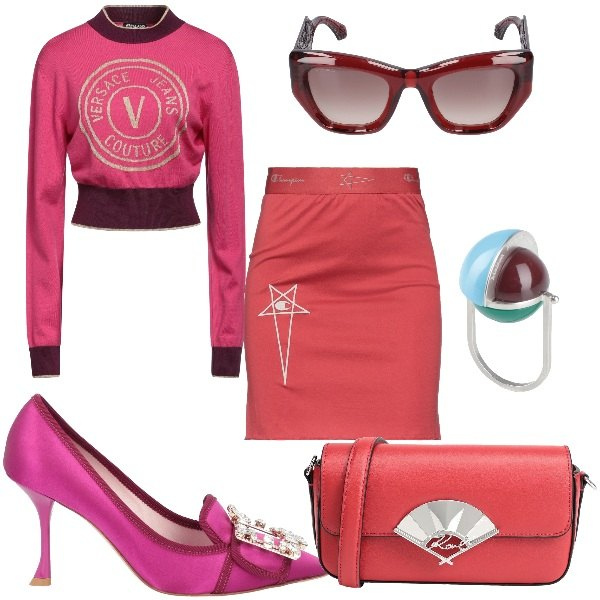 Outfit donna - La gonna color rosso pomodoro. Stile Glamour per Tutti i giorni. Abbinamento con minigonne, décolleté, anelli, borse a tracolla, pullovers, occhiali da sole.