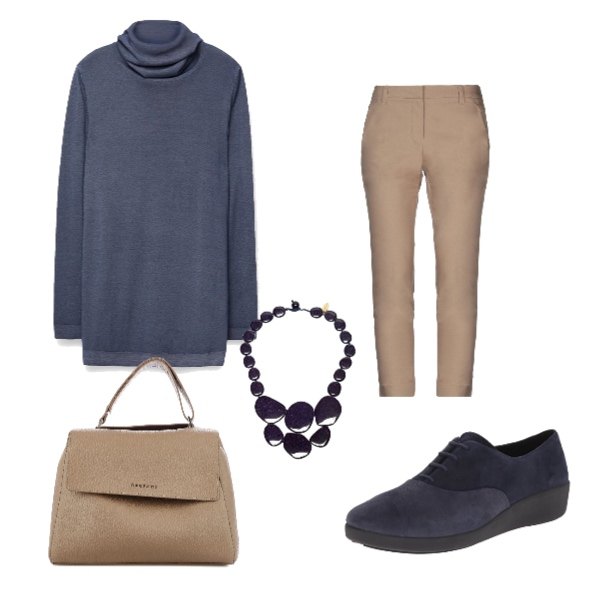 Outfit donna - #Fisico a mela # in blu e beige. Stile Basic per Tutti i giorni. Abbinamento con pantaloni chino, scarpe oxford blu, maglia made italy collo a dolcevita, borsa a mano con manico in pelle martellata con zip marrone, collana rosa e blu.