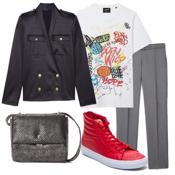 Outfit donna - Vans, tshirt e giacca doppio petto. Stile Trendy per Tutti i giorni. Abbinamento con sneakers rosso e oro, pantalone grigio, t-shirt bianco, giacca blu scuro, borsa a tracolla nero e oro.