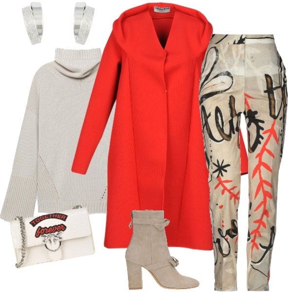 Outfit donna - #nonènormalechesianormale. Stile Bon Ton per Tutti i giorni. Abbinamento con soprabito petite collo a v a maniche lunghe interno sfoderato tinta unita, pantaloni, stivali effetto scamosciato con tacco squadrato e zip, maglia made italy a coste collo a dolcevita, borsa a tracolla con stampa, orecchini in oro bianco.