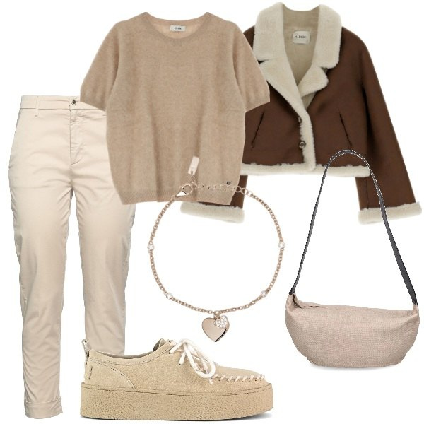 Outfit donna - Occhio alla giacca. Stile Trendy per Tutti i giorni. Abbinamento con pantaloni, braccialetti con ciondoli, blazer, pullovers, mocassini, borse a spalla.