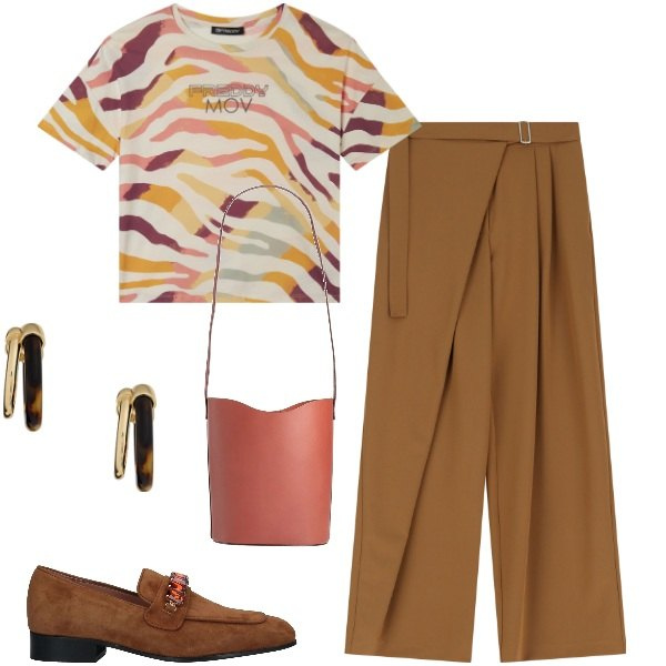 Outfit donna - Mocassino scamosciato. Stile Mannish per Ufficio. Abbinamento con mocassini, borse a mano, pantaloni a palazzo, t-shirt, orecchini.