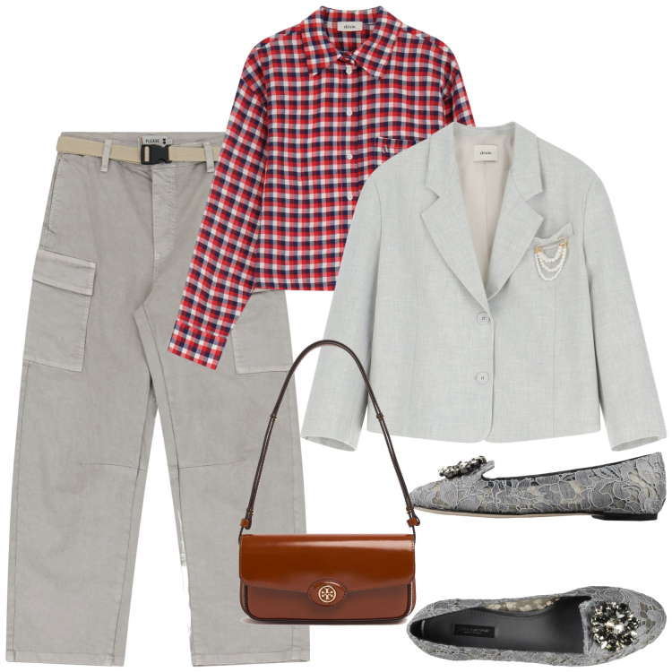 Outfit donna - Street style. Stile Casual chic per Tutti i giorni. Abbinamento con mocassini, pantaloni chino, blazer, camicie, borse a spalla.