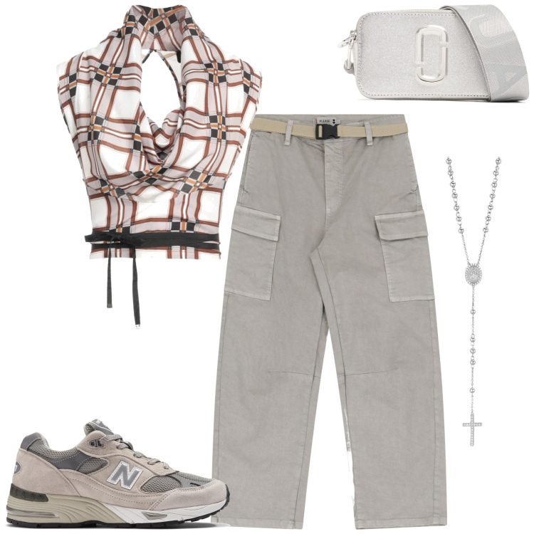 Outfit donna - City. Stile Casual per Tutti i giorni. Abbinamento con top, collane, sneakers, pantaloni chino, borse a spalla.