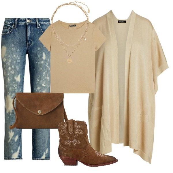 Outfit donna - la cappa beige. Stile Casual per Tutti i giorni. Abbinamento con stivaletti texani, t-shirt, ciondoli, borse a tracolla, cappe, jeans dritti.