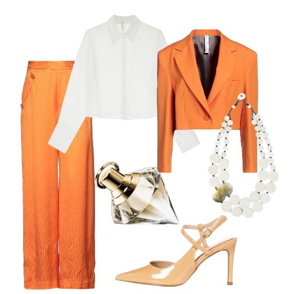 Outfit donna - Serata fuori. Stile Glamour per Serata fuori. Abbinamento con pantaloni, blazer, profumi, décolleté, camicie, ciondoli.