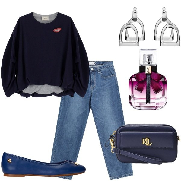 Outfit donna - A spasso per la città. Stile Trendy per Tutti i giorni. Abbinamento con profumi, jeans dritti, felpe, ballerine, orecchini, pochette.
