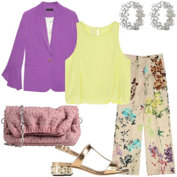 Outfit donna - Tailleur sartoriali eleganti. Stile Casual chic per Cerimonia. Abbinamento con orecchini, borse a tracolla, sandali in pelle, top, pantaloni a palazzo, blazer.