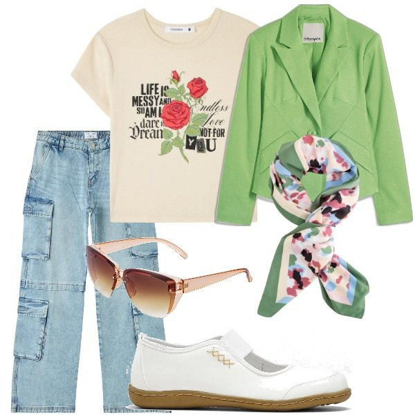 Outfit donna - A spasso per la città. Stile Casual per Tutti i giorni. Abbinamento con ballerine, occhiali da sole, blazer, t-shirt, jeans, foulard.
