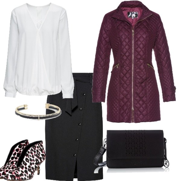 Outfit donna - Rock #3982. Stile Rock Abbinamento con giacca lunga con zip, gonna con bottoni, blusa a portafoglio, tronchetti slip on con stampa, borsa a mano nero, bracciale in pelle sintetica rigido oro.