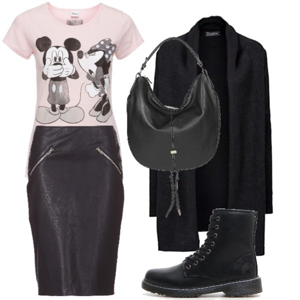 Outfit donna - Donna glamour. Stile Trendy per Tutti i giorni. Abbinamento con cardigans, maglia con stampa rosa, gonna nero, borsa a tracolla nero, anfibi.